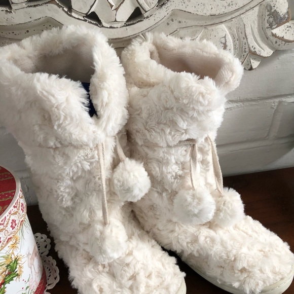 FUZZY BOOTY SLIPPERS - Picture 5 of 13